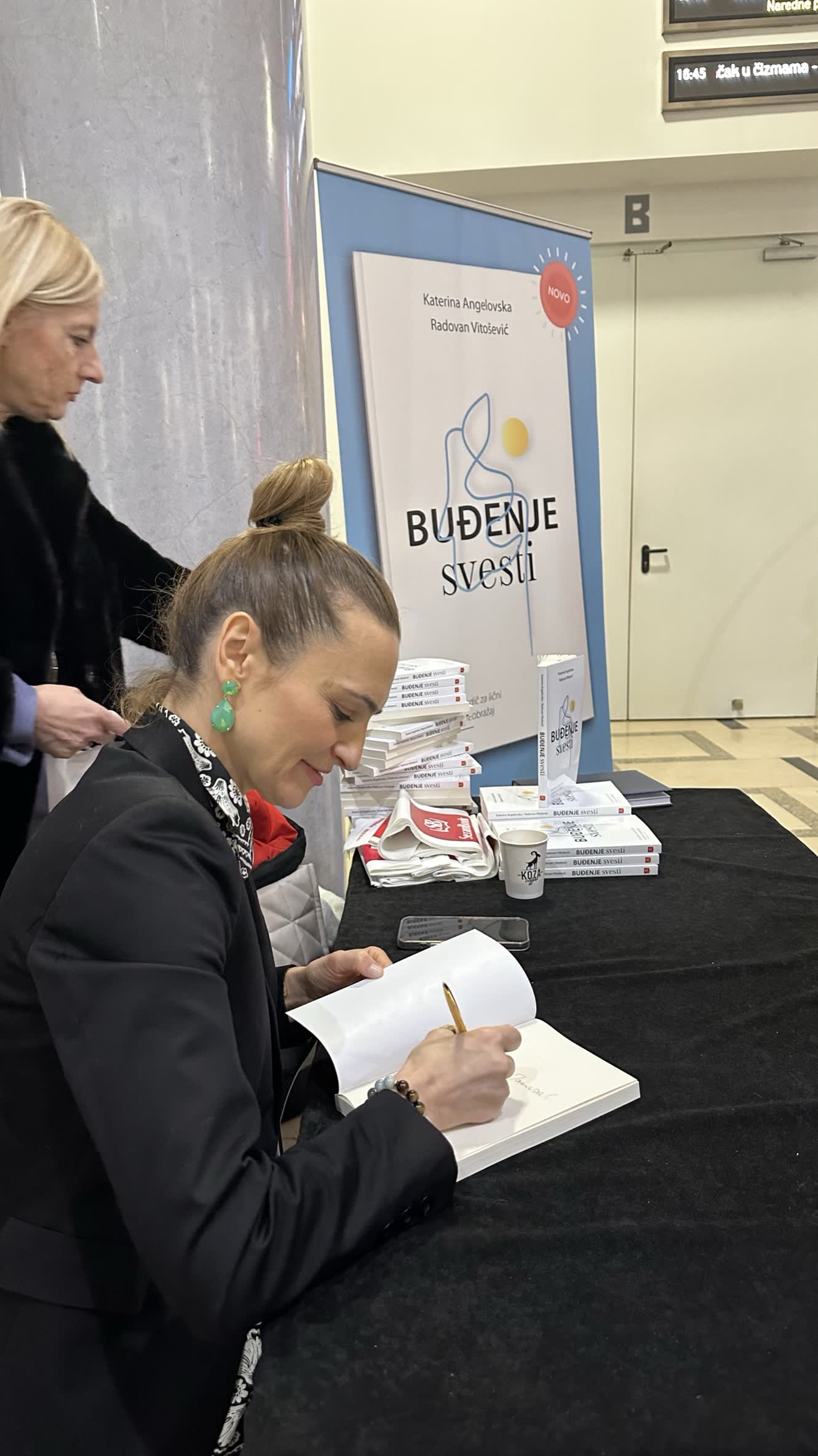 Katerina Angelovska and Dr. Radovan Vitosevic at the Belgrade promotion of Budjenje svesti, January 2023